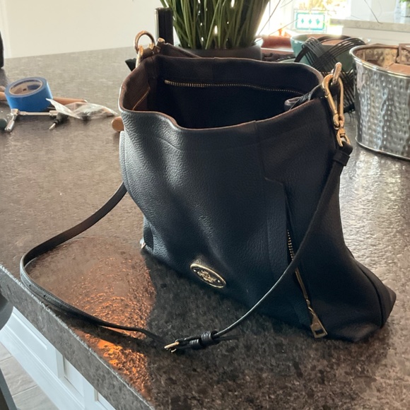 Navy blue Coach shoulder bag with gold hardware - Picture 5 of 10